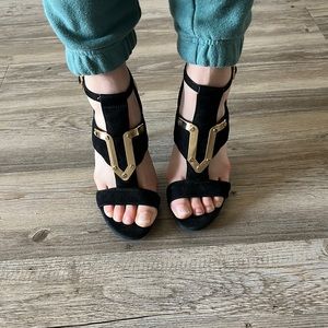 A little worn but still in great condition. Size 7M.